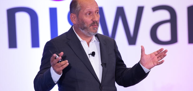 CEO Pierre von Planisware spricht auf Podium